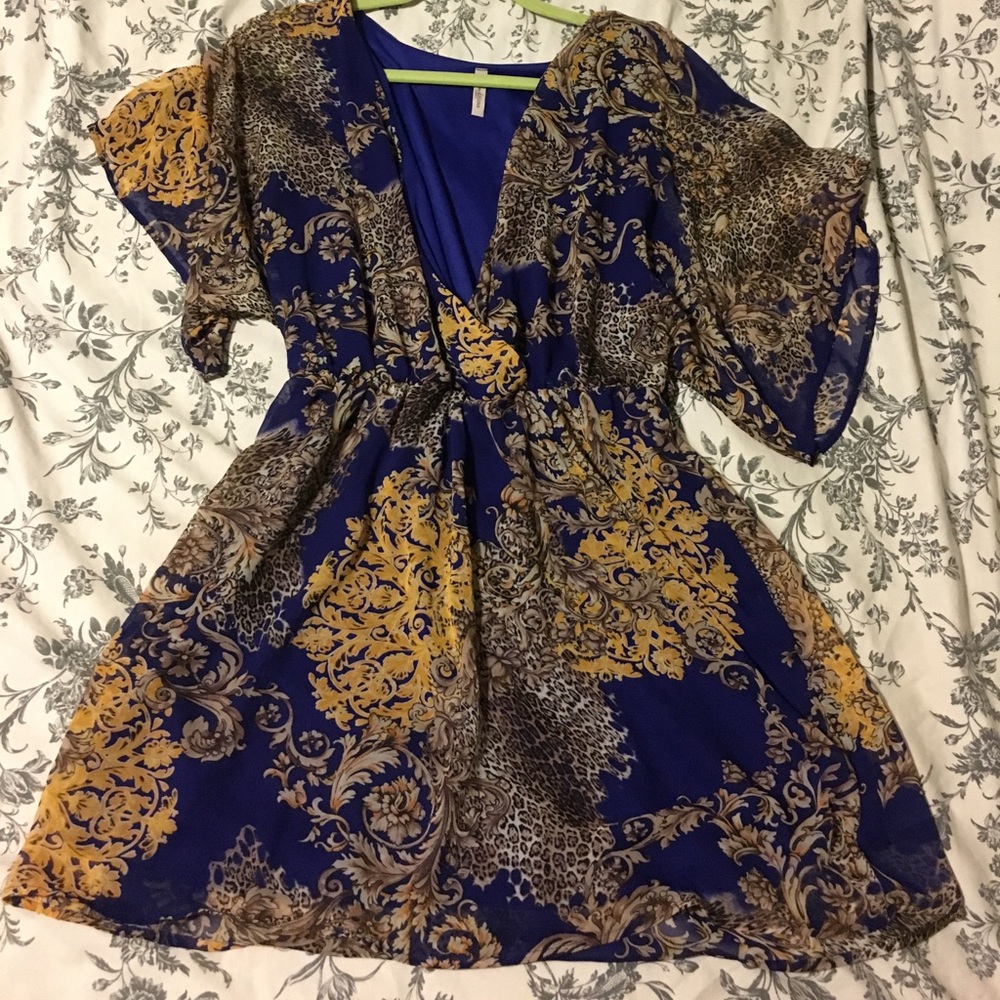 Short sleeved flowy mini dress