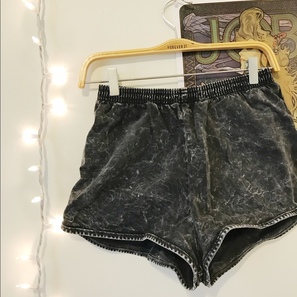 🐧🐼American Apparel High-waisted acid wash shorts
