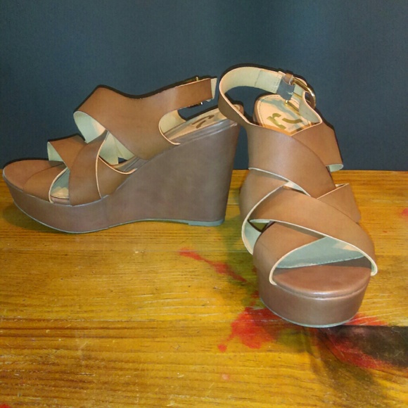 Sexy Tan Wedges 4 1/12" - Picture 2 of 4