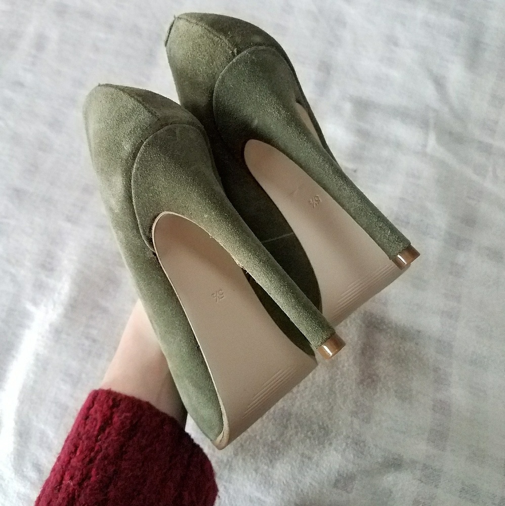 Kelsi Dagger ▪ 'Linzy' Forest 🌳 Suede Pumps. 5.5 - Picture 4 of 7