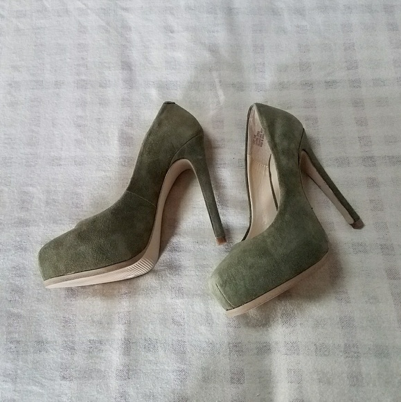 Kelsi Dagger ▪ 'Linzy' Forest 🌳 Suede Pumps. 5.5 - Picture 3 of 7