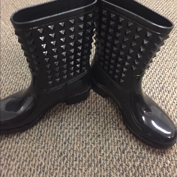 Black rain boots! Super cute size 8 - Picture 2 of 4