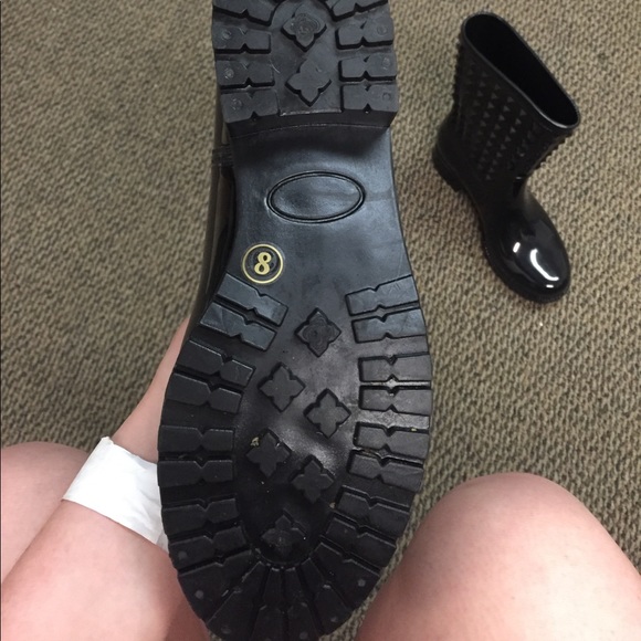 Black rain boots! Super cute size 8 - Picture 3 of 4