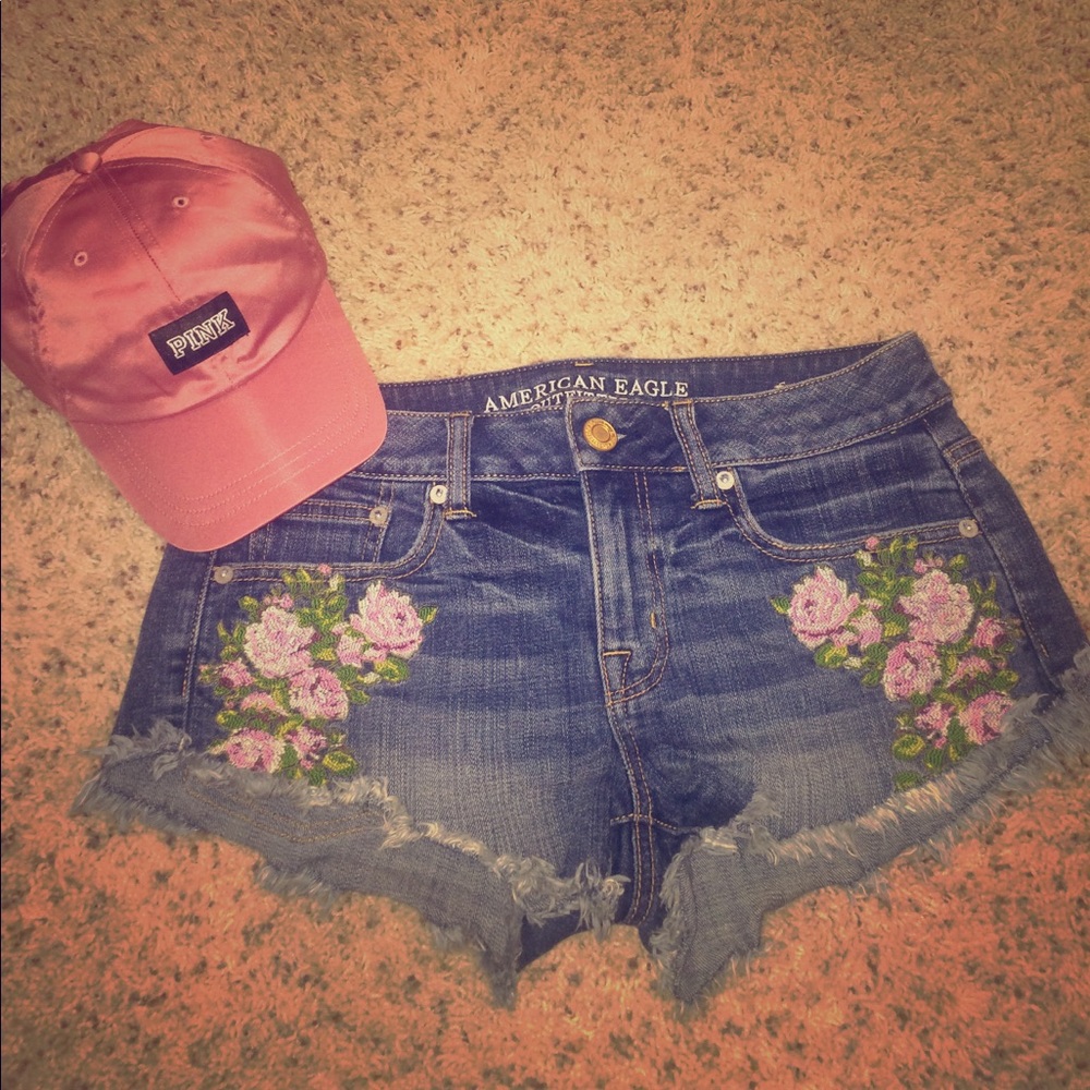 Floral jean shorts from American Eagle! 🌺