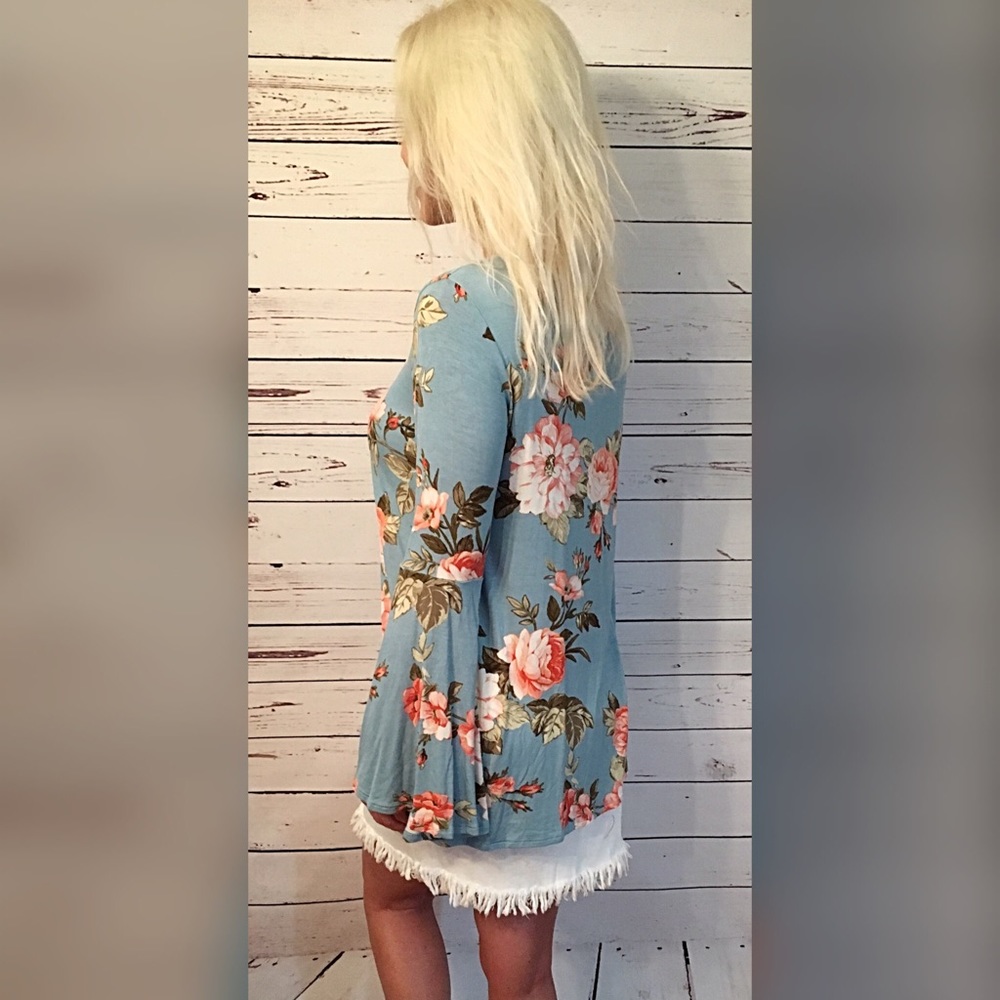 🎉HP stunning blue floral bell sleeve top- LAST 1 - Picture 4 of 5