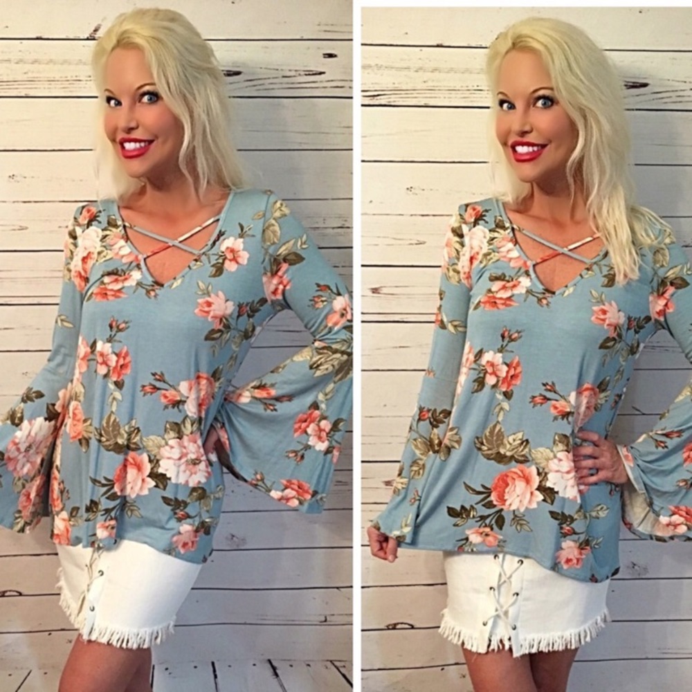 🎉HP stunning blue floral bell sleeve top- LAST 1 - Picture 2 of 5
