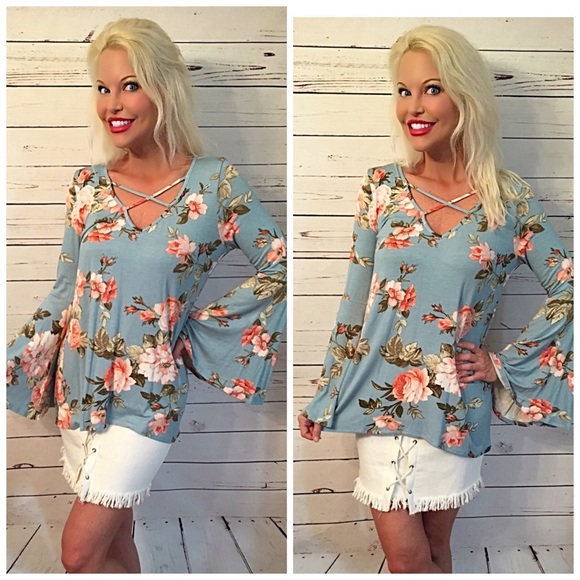 🎉HP stunning blue floral bell sleeve top- LAST 1 - Picture 3 of 5