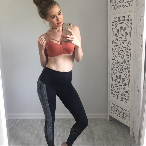 Essential Yoga Workout Leggings - Picture 5 of 6