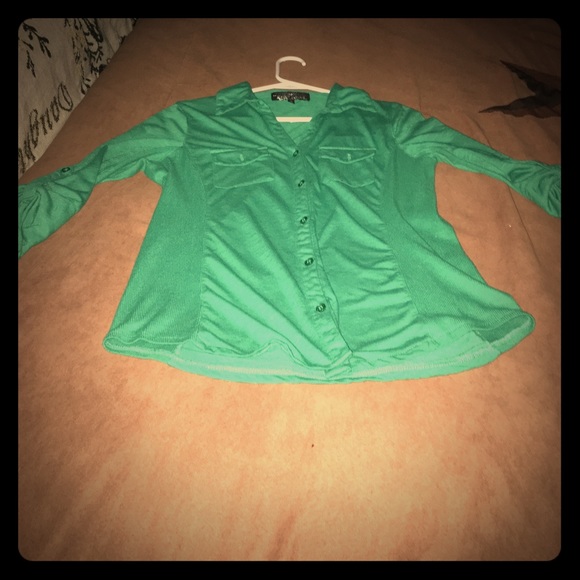 Beautiful green, quarter length shirt - Picture 1 of 3