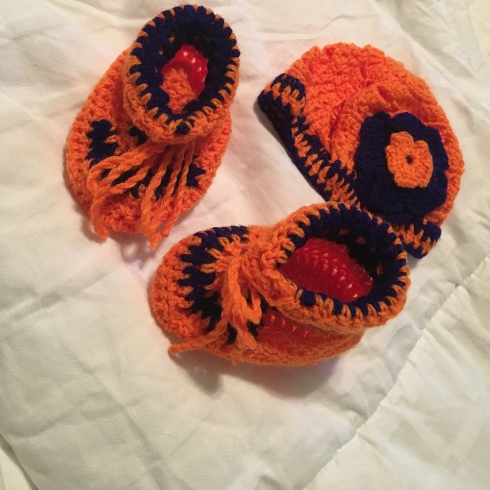 Baby booties and hat set. Escarpines y gorrito.