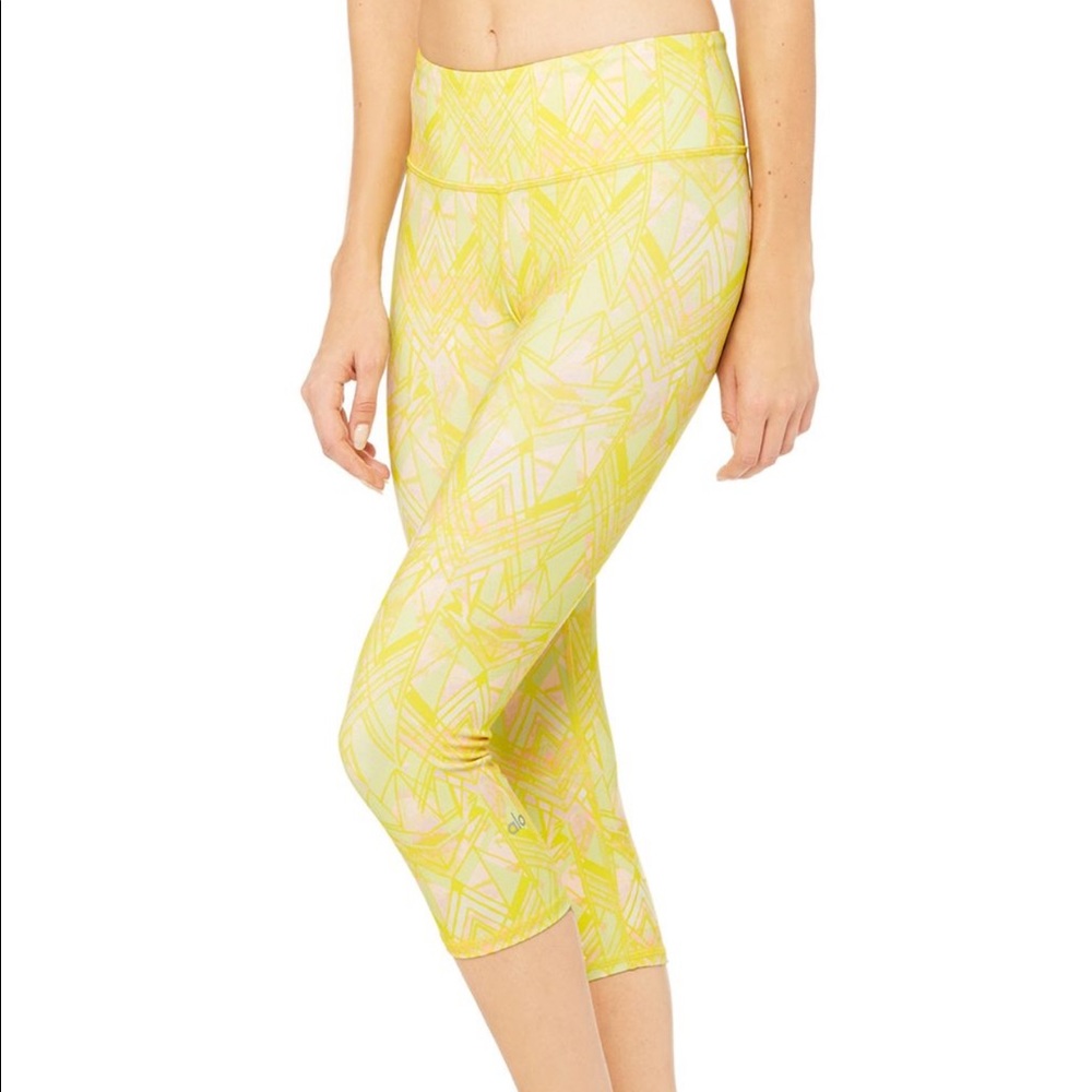 Alo yoga airbrush Capri, size Medium