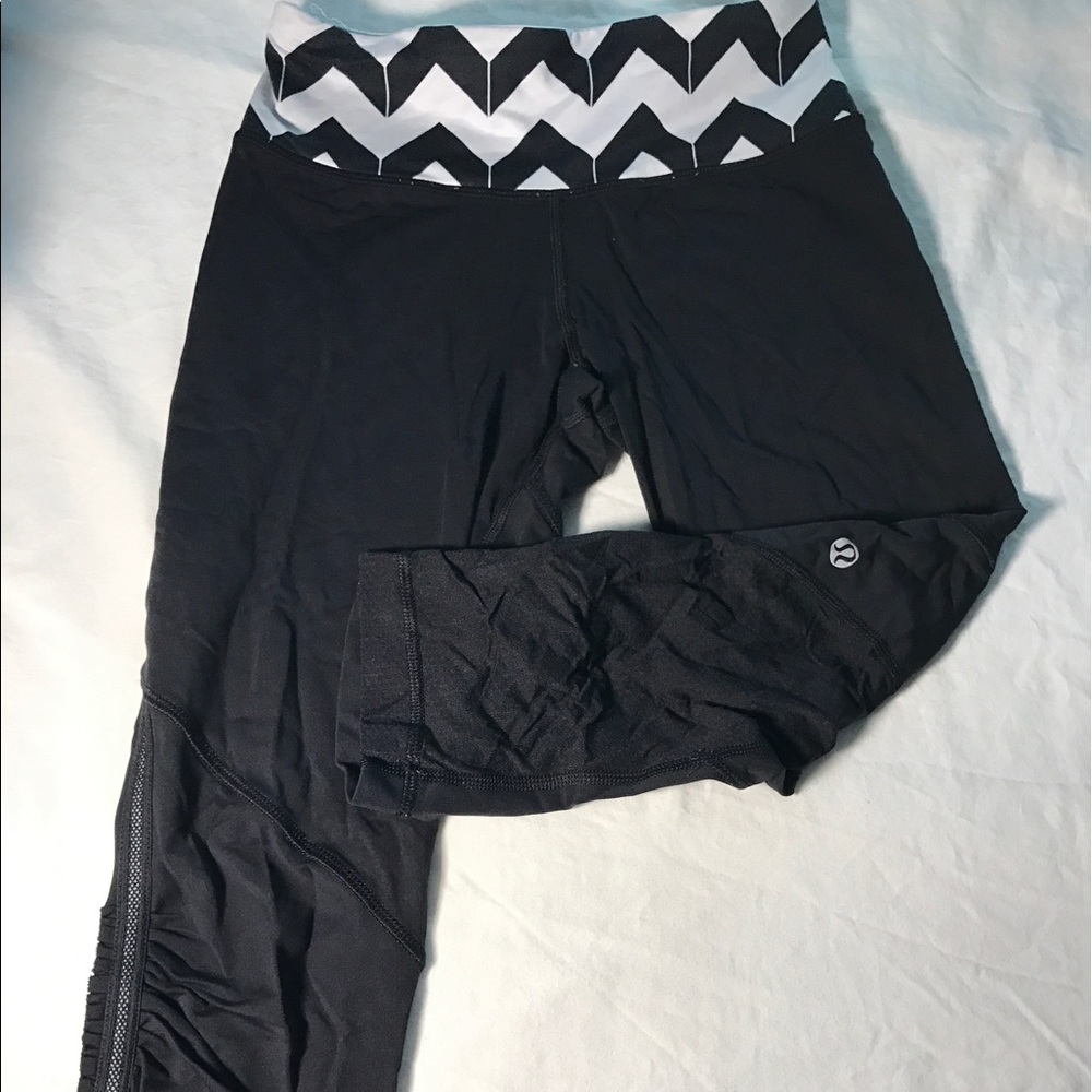 Lululemon capris w/ breathable mesh fabric &pocket
