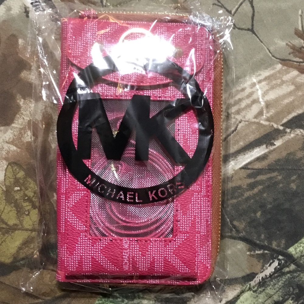 MK CROSS BODY WALLET PHONE CASE. HOT PINK