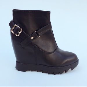 NWOT Edgy platform ankle booties