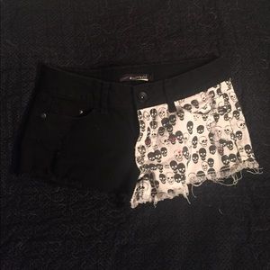 Split Pattern Skulls and Hearts Cut Off Shorts