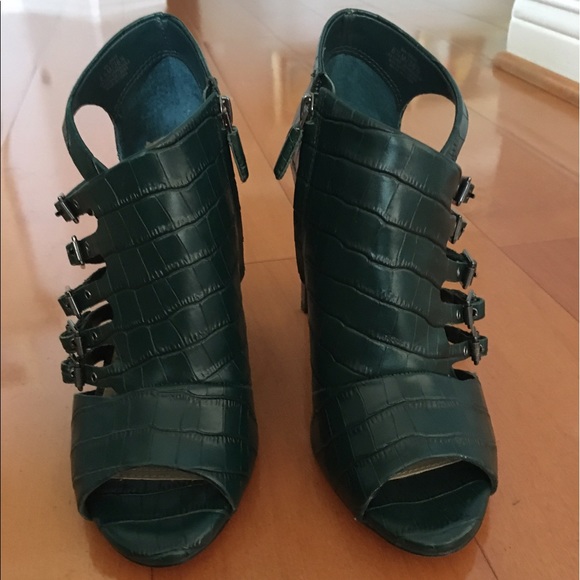 BCBG MaxAzria - Picture 3 of 8