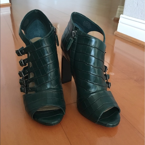 BCBG MaxAzria - Picture 4 of 8