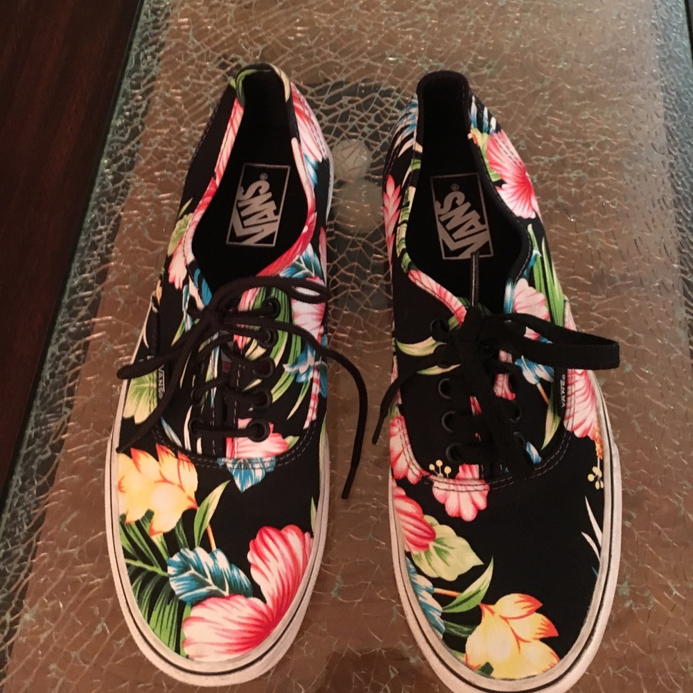 Tennis shoes