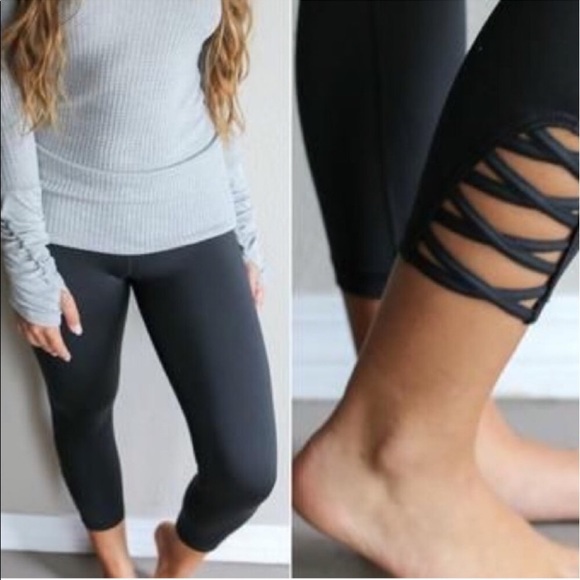 WILA Pants - Black Capri criss cross leggings