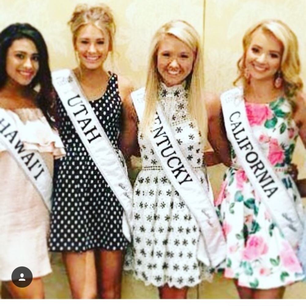 🛍SALE🛍NWT Adorable White Dress w/ black flowers