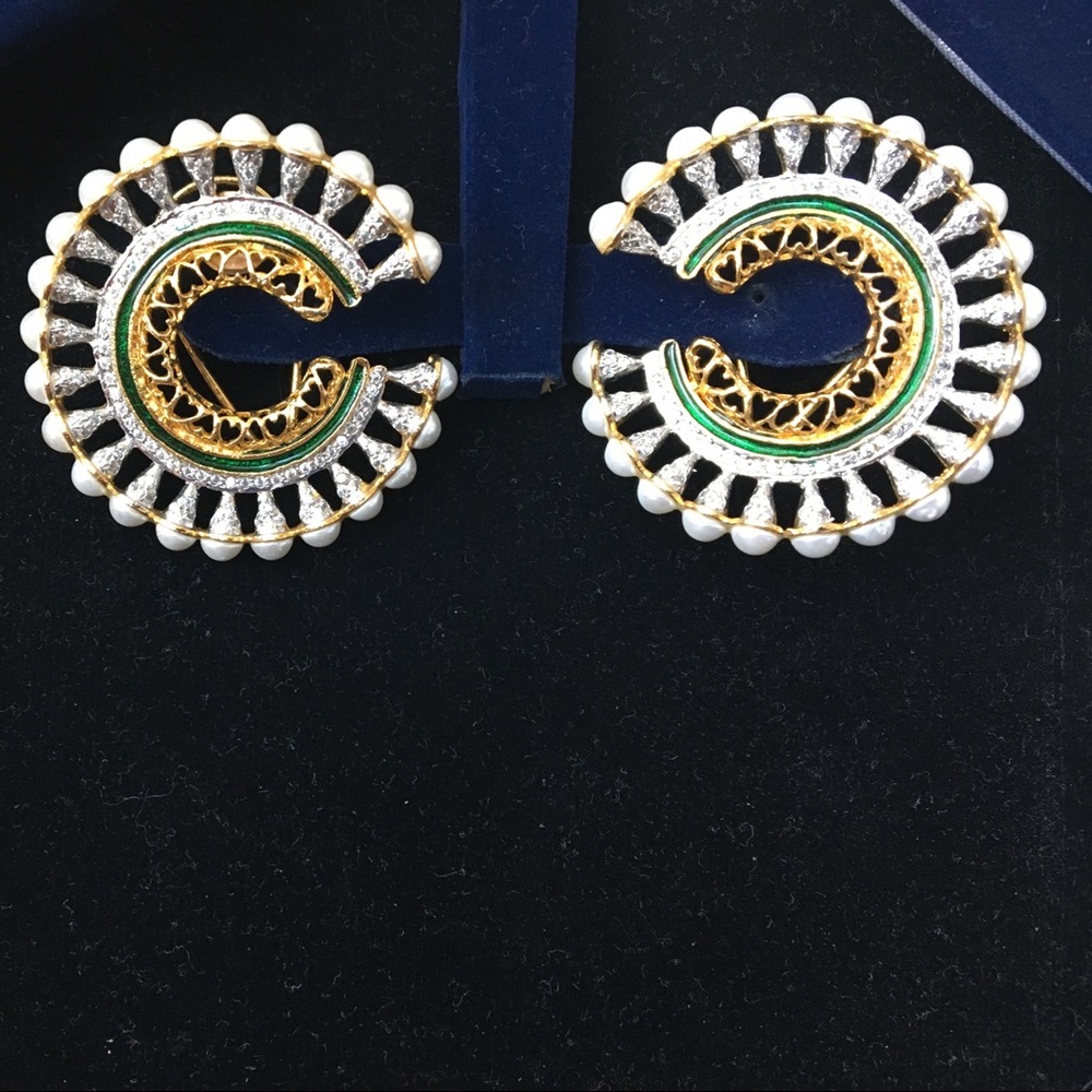 Bold Pearl-trim Disk Earrings