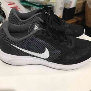 Nike Revolution
