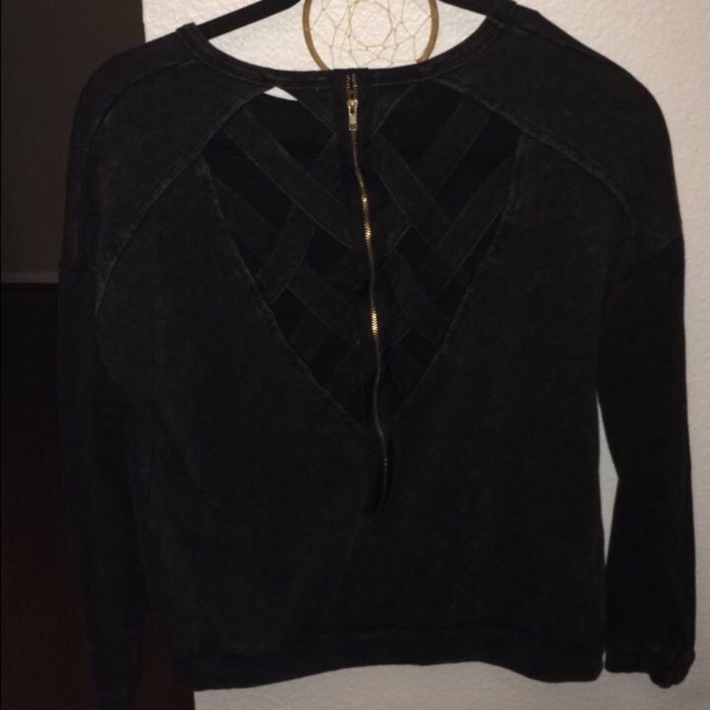 Crew neck with crisscrossed back