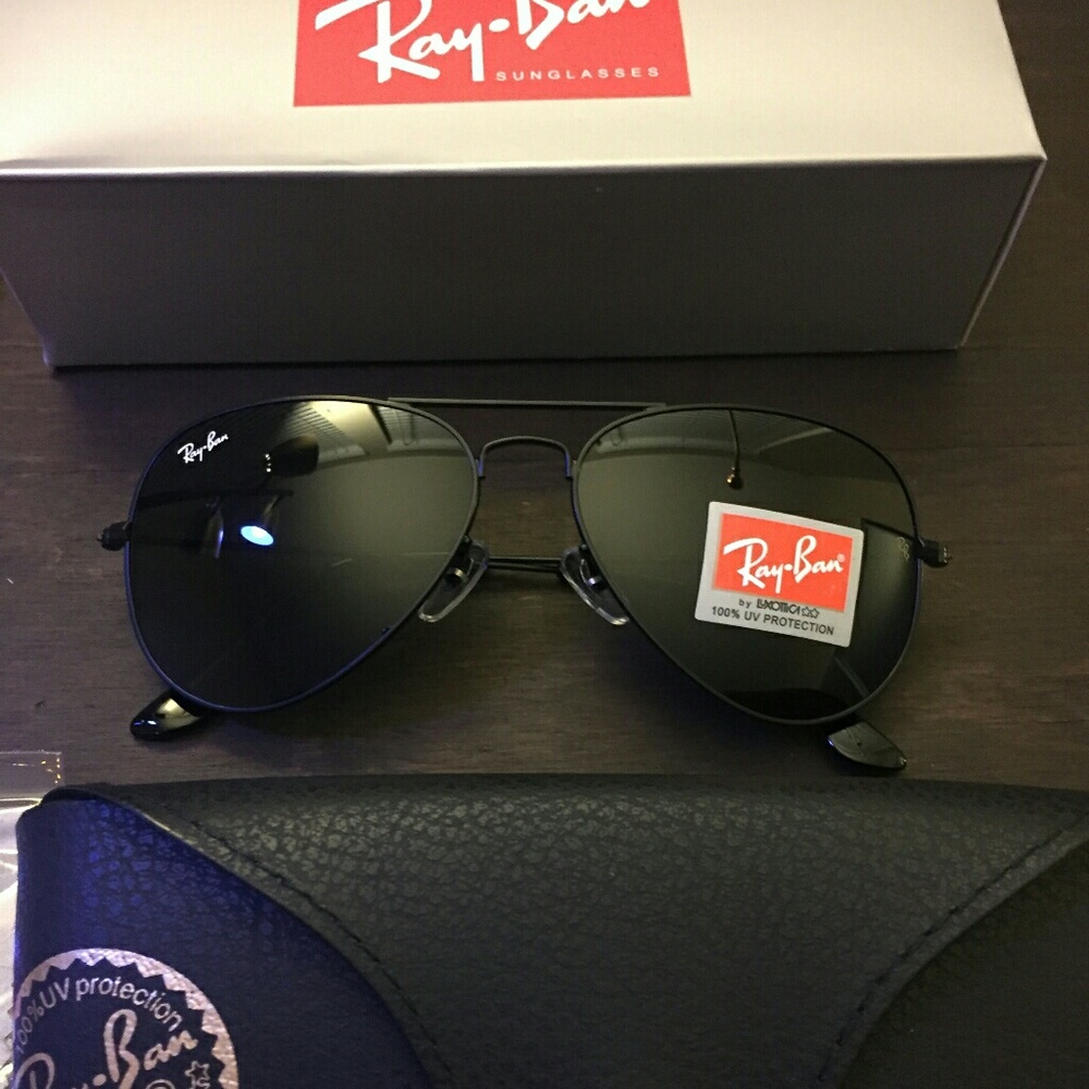 All black ray-ban aviators