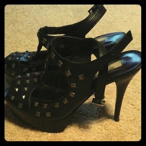 Size 7.5 Simply Vera Platform Heels
