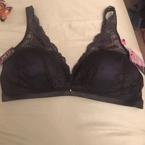 Maidenform sexy meet comfy no wire plunge bra
