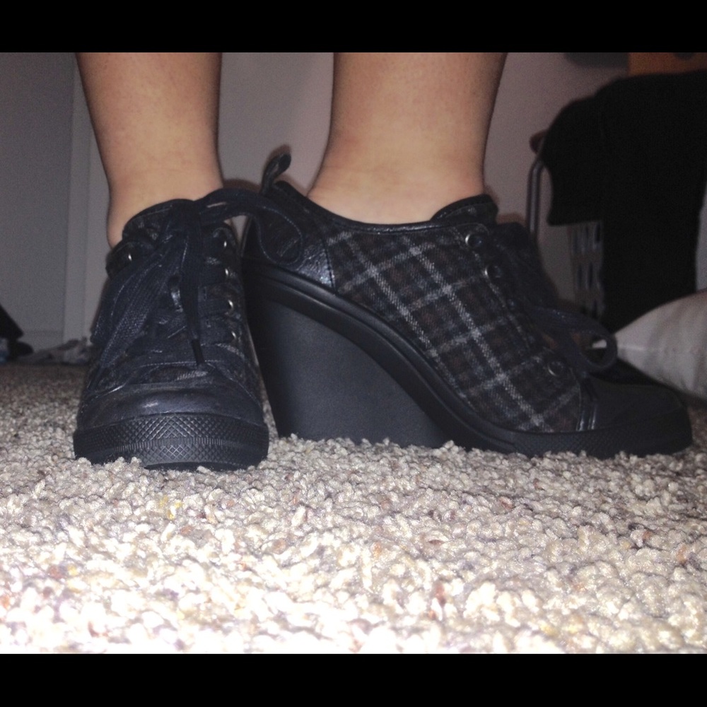 Wedge tennis shoes
