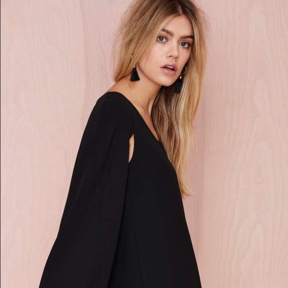 ❤️HOST PICK 6/4❤️✨BNWT✨NASTY GAL Black Cape Dress - Picture 3 of 4