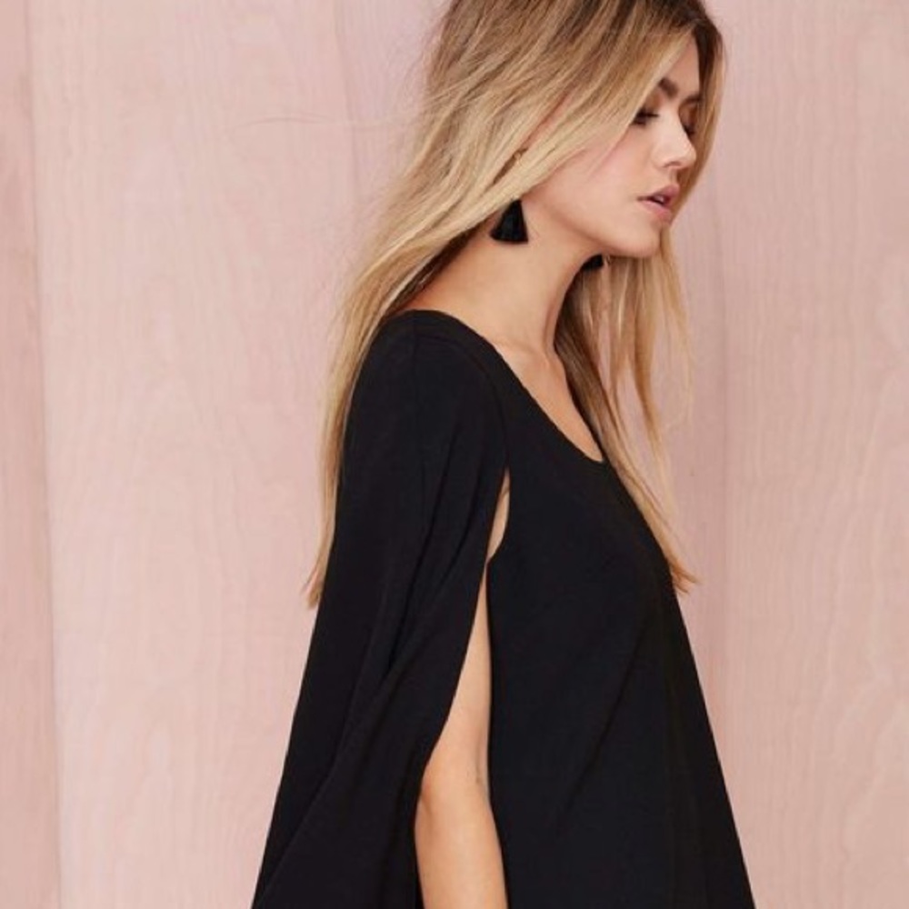 ❤️HOST PICK 6/4❤️✨BNWT✨NASTY GAL Black Cape Dress - Picture 4 of 4