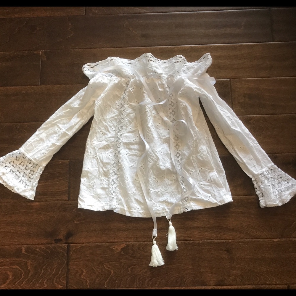 🎉 White Eyelet Off Shoulder Top runs small - Picture 5 of 8
