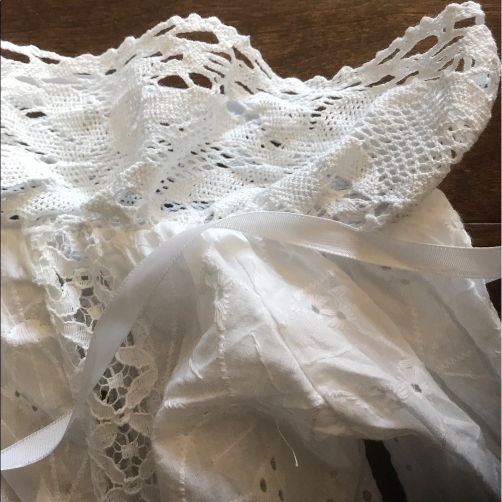 🎉 White Eyelet Off Shoulder Top runs small - Picture 6 of 8