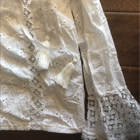 🎉 White Eyelet Off Shoulder Top runs small - Picture 8 of 8