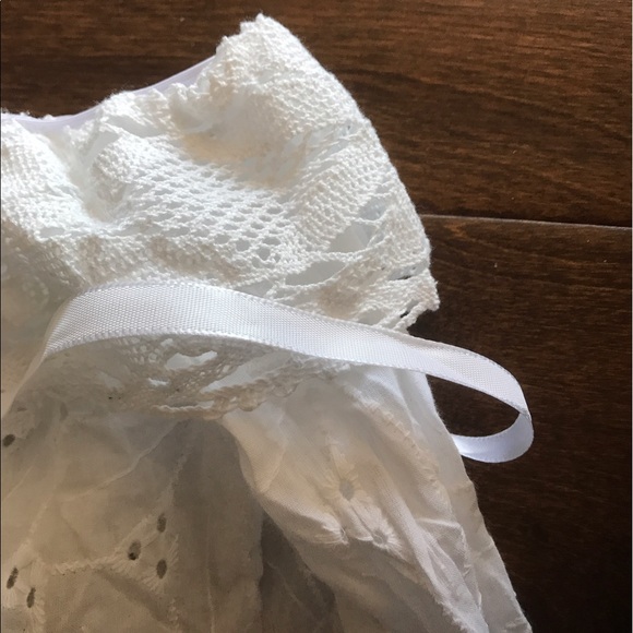 🎉 White Eyelet Off Shoulder Top runs small - Picture 4 of 8