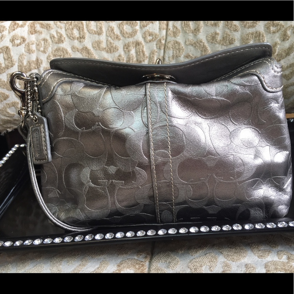 💕💖 Coach Metallic Silver Wristlet