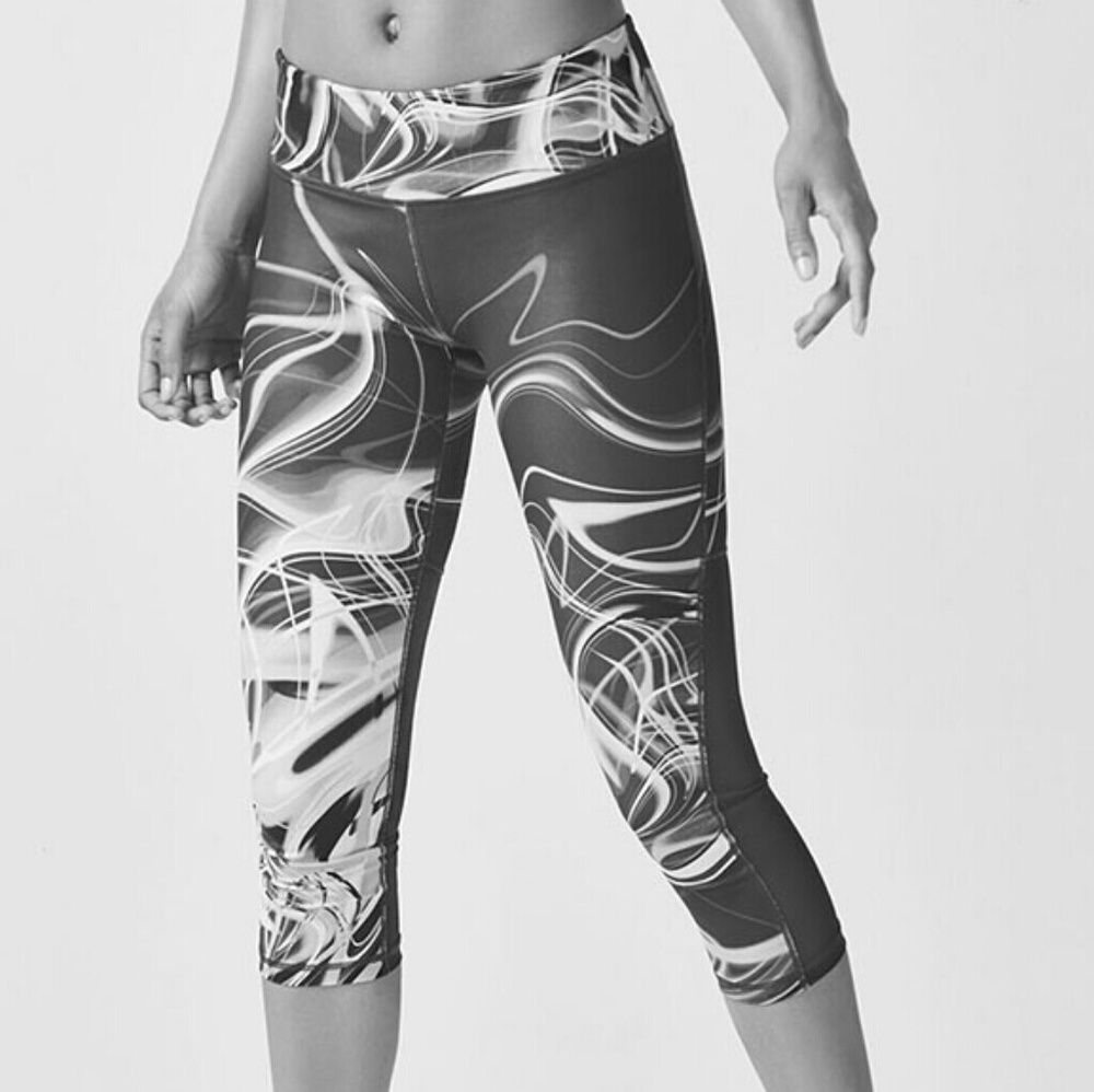 🌷Sold🌷Fabletics Gisela capris-wavelength print - Picture 2 of 2