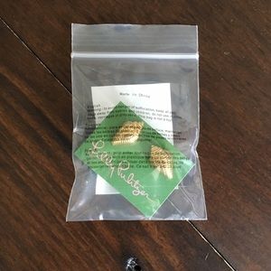 NWT Lilly Pulitzer GWP Gold Seashell Earrings NWT Lilly Pulitzer GWP Gold Seashell Earrings