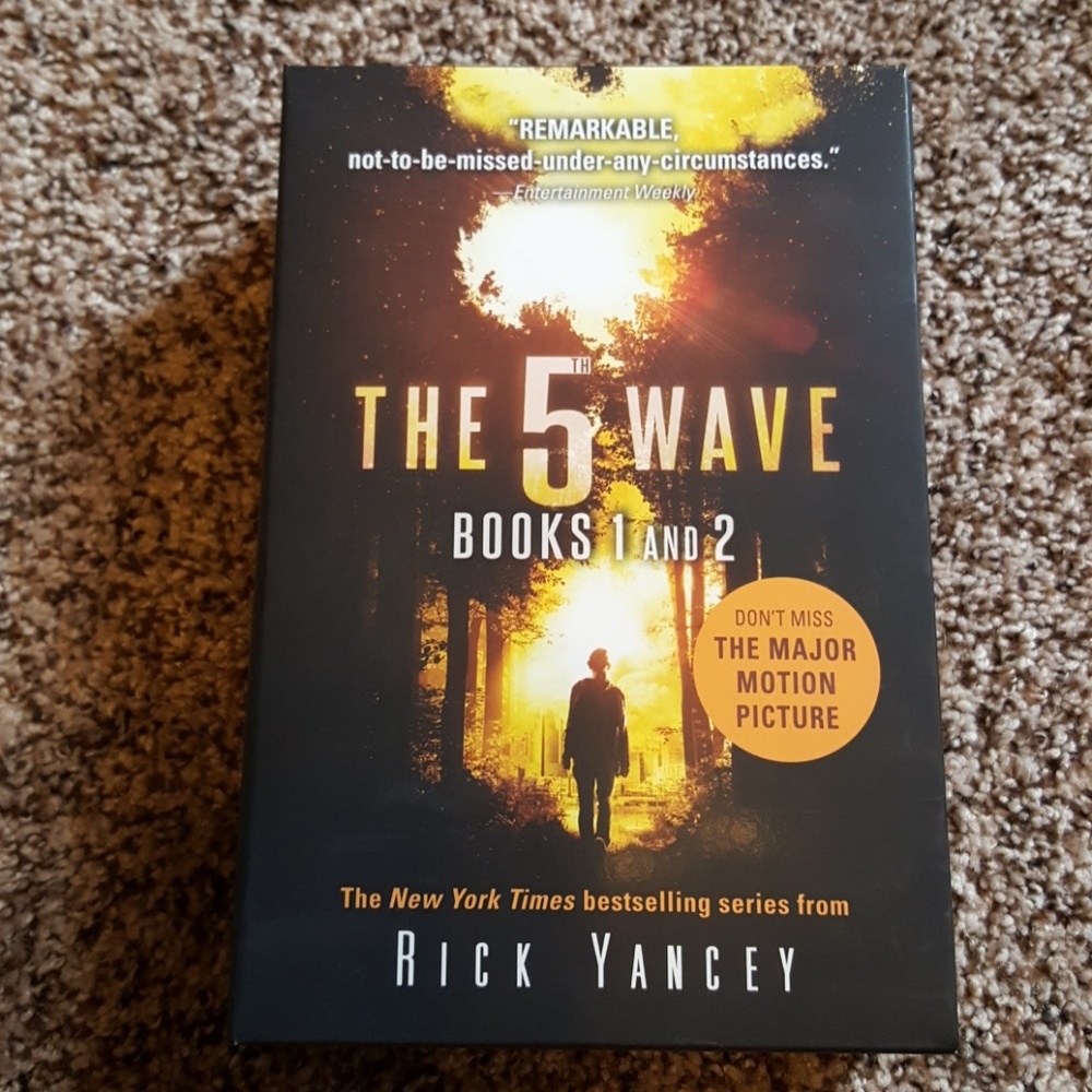 !SOLD! The 5th wave 2 book set
