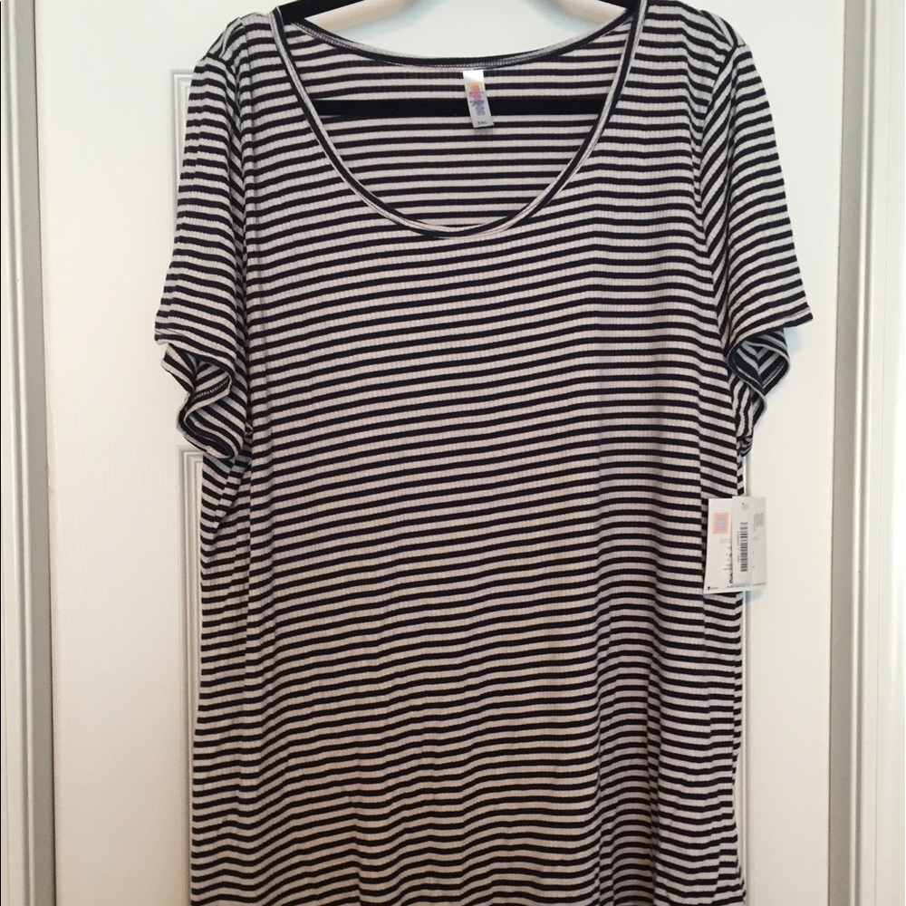NWT LulaRoe Classic Tee