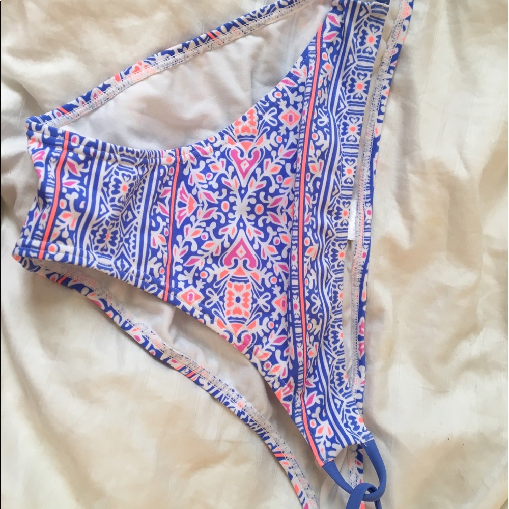 NWOT cheeky swim bottoms. Size XL