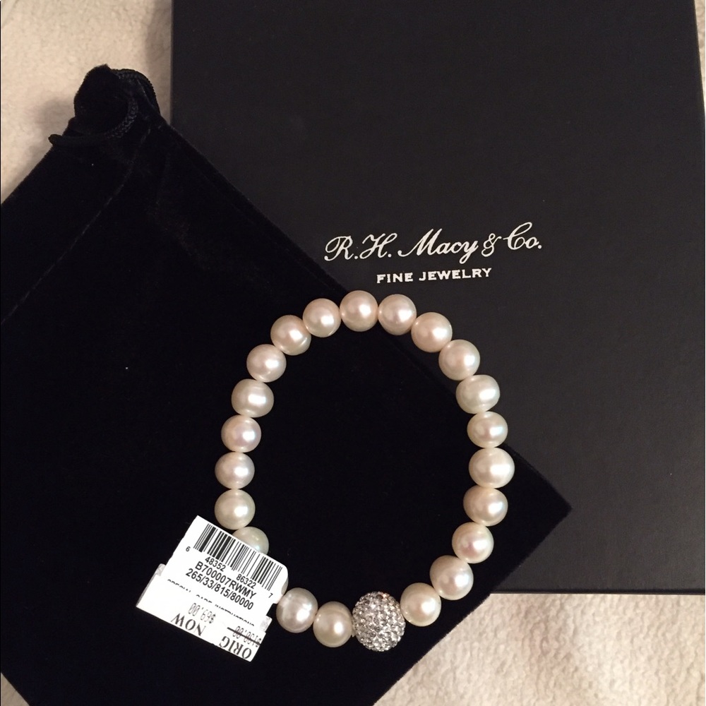Beautiful Pearl Bracelet with Crystal Center