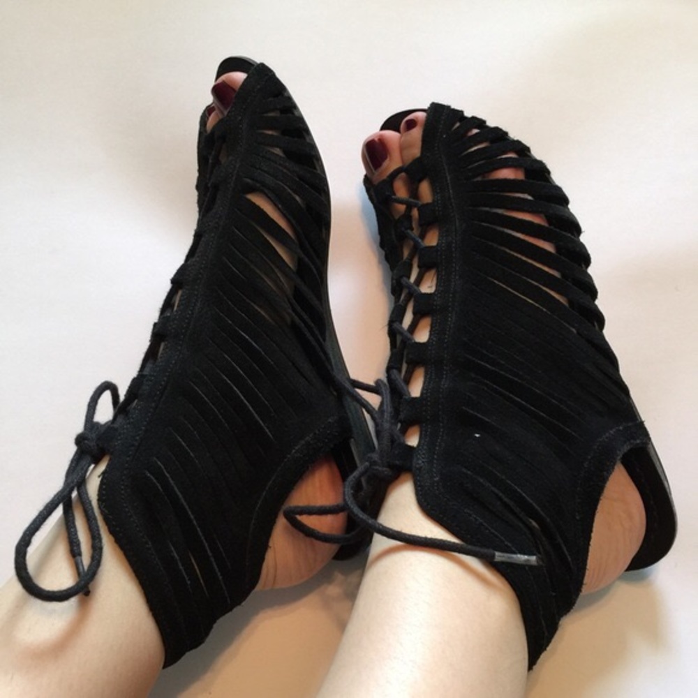 🙏🏻 ISO either one of these sandals from UO. 🙏🏻