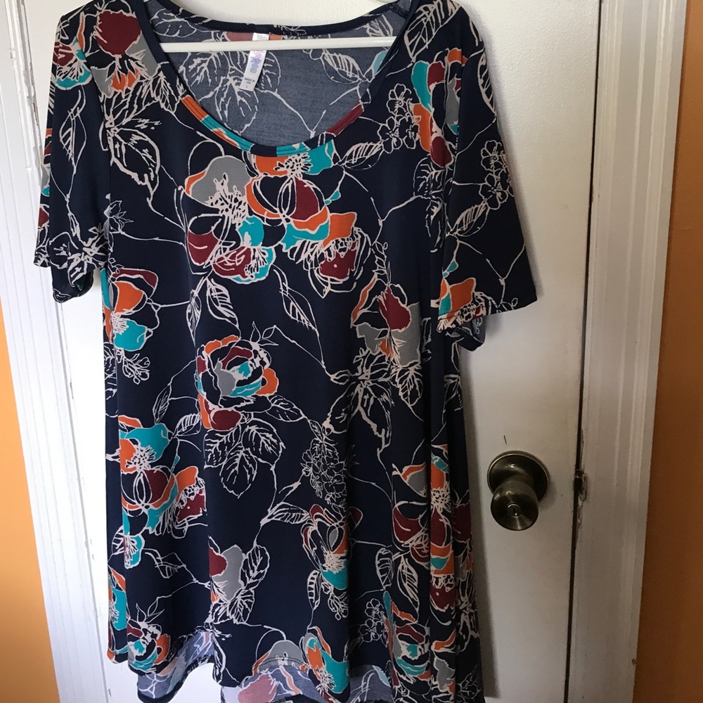 Perfect, perfect tee. LuLaRoe. Size L.