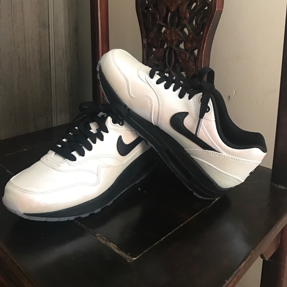 Women's NIKE AIR Max tennis shoe. Sz 6.5