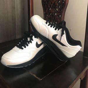 Women's NIKE AIR Max tennis shoe. Sz 6.5