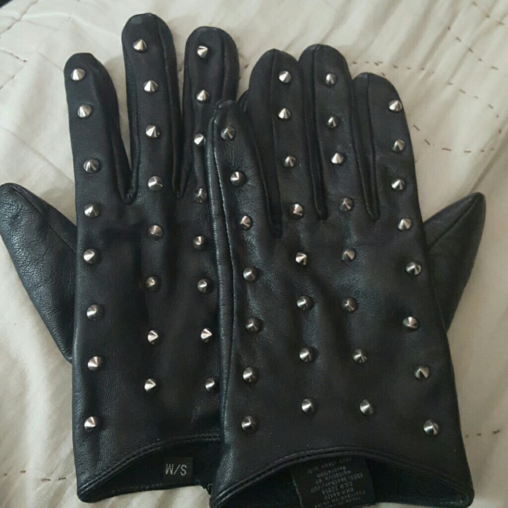 Studded loft leather gloves