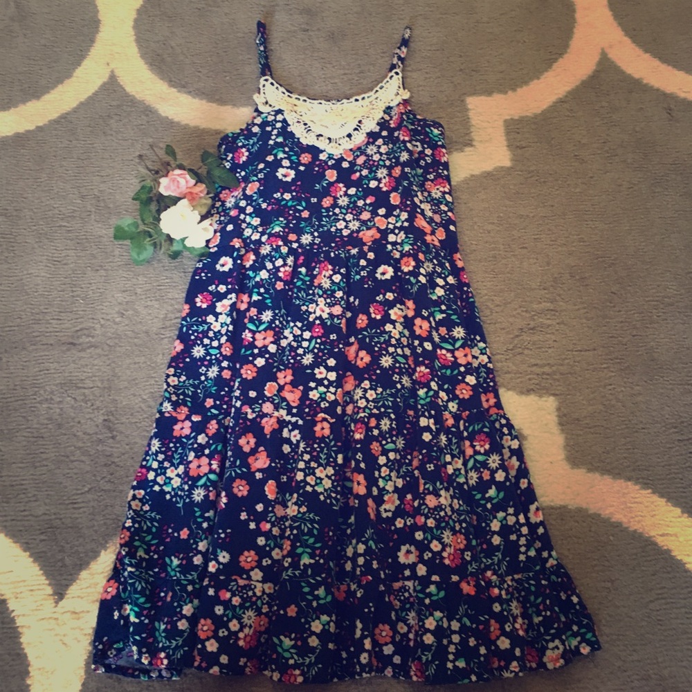 Cute dress with flowers on it🌺